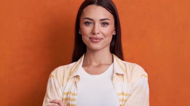 Une Jeune Femme Souriante Montre Geste Pouce Levé Debout Isolé — Video