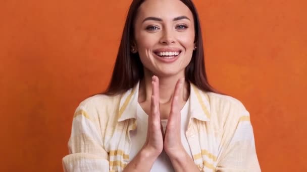 Une Jeune Femme Souriante Applaudit Ses Mains Debout Isolée Sur — Video