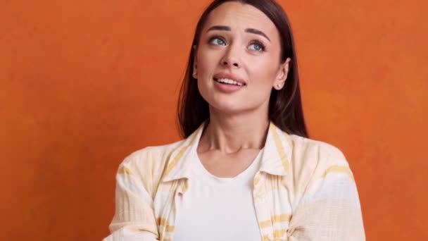 Une Jeune Femme Positive Hoche Tête Debout Isolée Sur Fond — Video