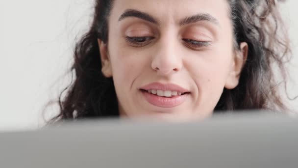 Gülen Genç Bir Kadının Yakın Çekim Görüntüsü Evdeki Kanepede Oturan — Stok video