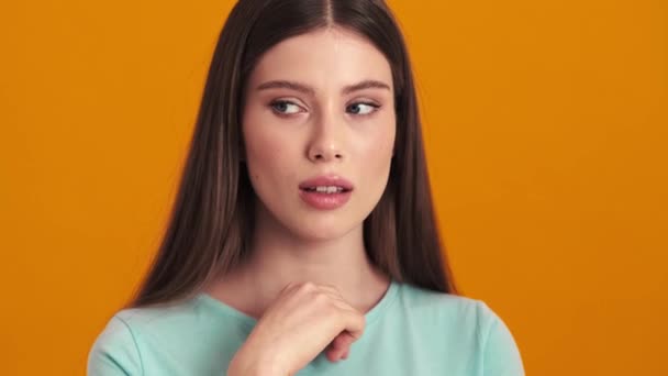 Usmívající Mladá Žena Zkříží Prsty Stojí Izolovaně Nad Oranžovým Pozadím — Stock video