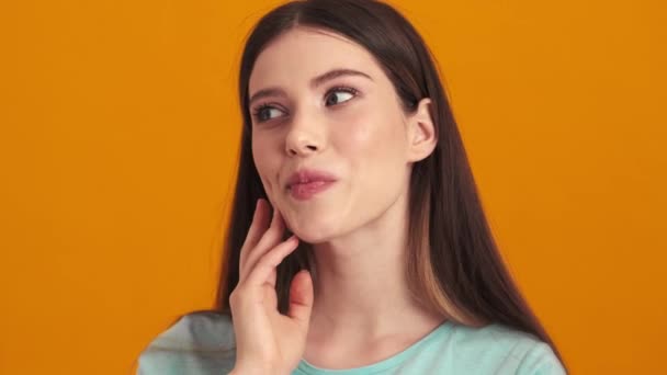 Una Joven Soñadora Posando Pie Aislada Sobre Fondo Naranja Estudio — Vídeo de stock