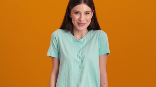 Glad Ung Kvinna Bär Grundläggande Shirt Gör Tummen Upp Gest — Stockvideo