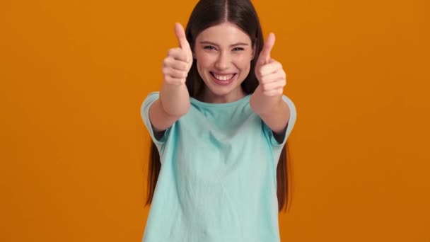 Uma Jovem Sorridente Vestindo Camiseta Básica Está Fazendo Gesto Polegar — Vídeo de Stock