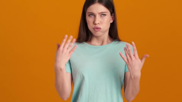 Niezadowolona Młoda Kobieta Ubrana Podstawowy Shirt Czuje Ciepło Machając Rękami — Wideo stockowe