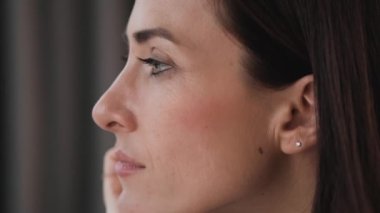 İçerde otururken dizüstü bilgisayarını kullanan bir kadının yakın çekim görüntüsü