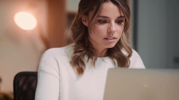 Eine Nahaufnahme Einer Lächelnden Glücklichen Frau Benutzt Ihren Laptop Während — Stockvideo