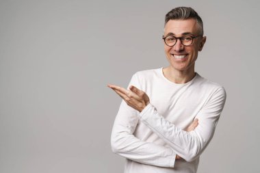 Gri arkaplanda izole edilmiş kopya alanı sunan heyecanlı yakışıklı adam