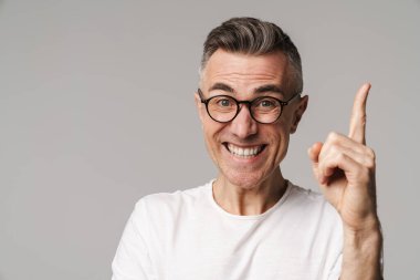 Gri arkaplanda izole edilmiş kopya alanı sunan heyecanlı yakışıklı adam