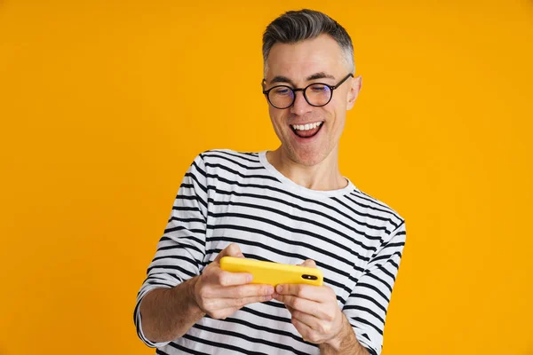 Γοητευμένος Όμορφος Άντρας Που Παίζει Online Παιχνίδι Στο Κινητό Τηλέφωνο — Φωτογραφία Αρχείου