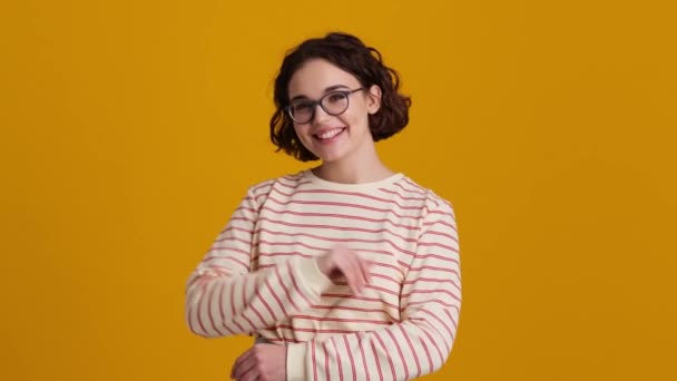 Szczęśliwa Młoda Nastolatka Okularach Robi Gest Kciuka Górę Stojąc Samotnie — Wideo stockowe
