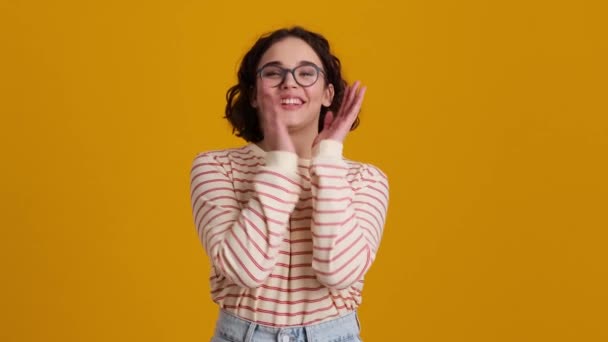 Una Joven Adolescente Satisfecha Gafas Siente Bien Mirando Algo Lindo — Vídeo de stock