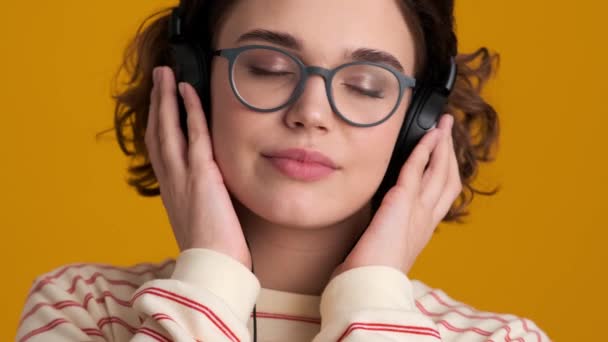 Detailní Pohled Klidné Potěšený Mladý Teenager Dívka Poslouchá Hudbu Ukazující — Stock video