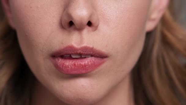 Une Vue Rapprochée Une Femme Mord Lèvre — Video