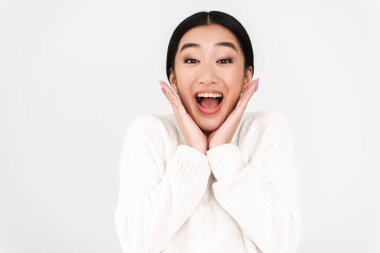 Asyalı heyecanlı güzel kız beyaz arka planda mahsur kaldığını haykırıyor.