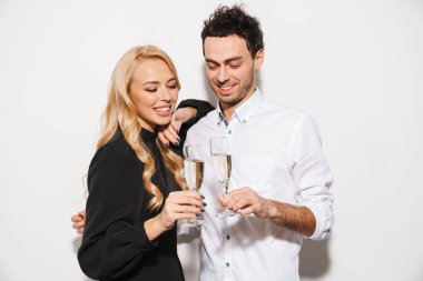Beauitufl genç mutlu, şık giyimli sevgililer gününü kutlayan beyaz arka planda izole edilmiş şampanya içen çift.