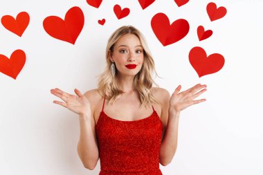 Kopyalama alanını elinde tutan ve beyaz arka planda kalbi olan güzel bir kız.