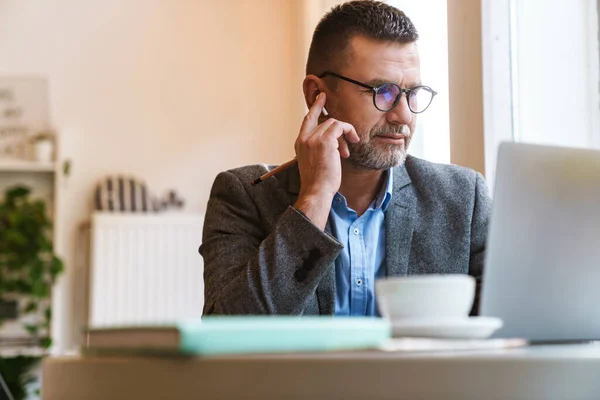 Guapo Empresario Confiado Que Trabaja Ordenador Portátil Mientras Está Sentado — Foto de Stock