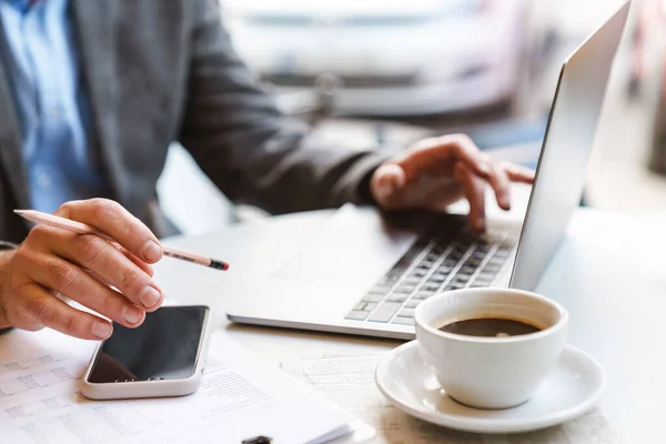 Primer Plano Hombre Negocios Que Trabaja Computadora Portátil Mientras Está — Foto de Stock