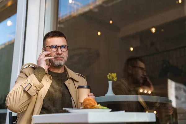 Homme Affaires Confiant Assis Table Dans Café Utilisant Téléphone Mobile — Photo