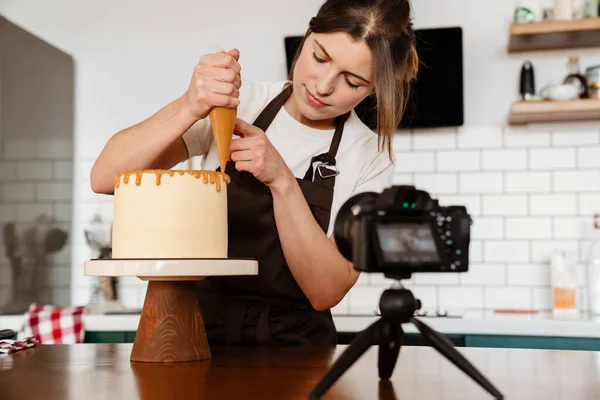 Images Caméra Femme Boulangère Focalisée Faisant Gâteau Avec Crème Dans — Photo