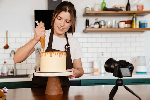 Mutfakta Kremalı Pasta Yaparken Gülümseyen Neşeli Fırıncı Kadının Kamera Görüntüleri — Stok fotoğraf