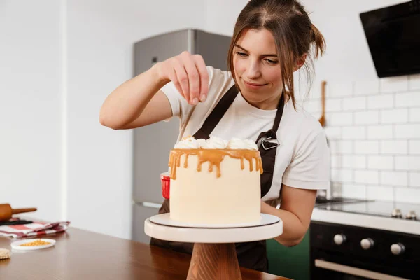 Evde Kremalı Pasta Yaparken Gülümseyen Güzel Fırıncı Kadın — Stok fotoğraf