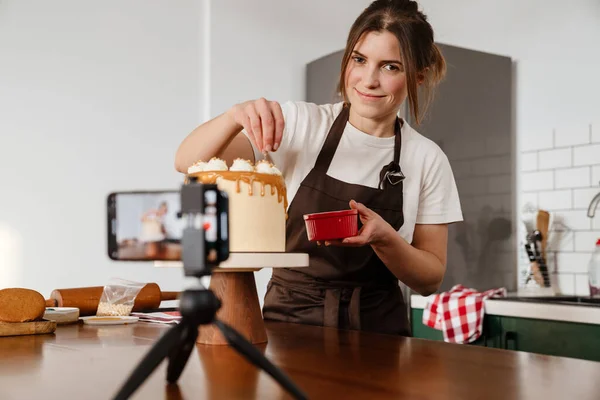 Images Caméra Femme Boulangère Joyeuse Souriant Tout Faisant Gâteau Crème — Photo