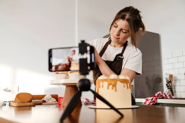 Fotocamera Filmato Focalizzato Panettiere Donna Fare Torte Con Crema Cucina — Foto Stock