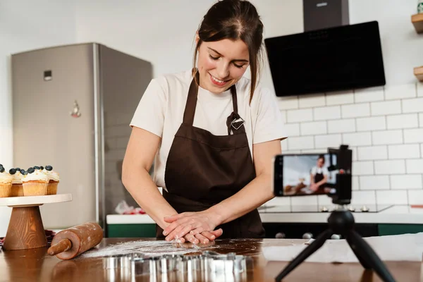 Images Caméra Femme Boulangère Heureuse Faisant Des Biscuits Maison Cuisine — Photo