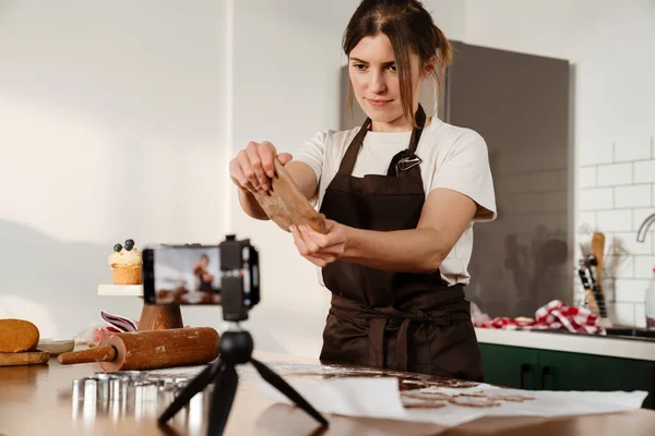 Mutfağında Kurabiye Yapan Fırıncı Kadının Kamera Görüntüleri — Stok fotoğraf