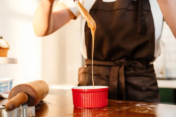 Caucasian Pastry Chef Woman Making Caramel Home Kitchen — Stock Photo, Image