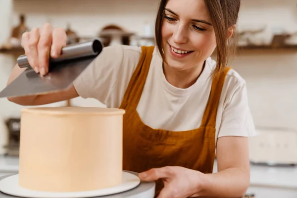 Linda Mulher Chef Pasteleiro Feliz Sorrindo Fazer Bolo Com Creme — Fotografia de Stock