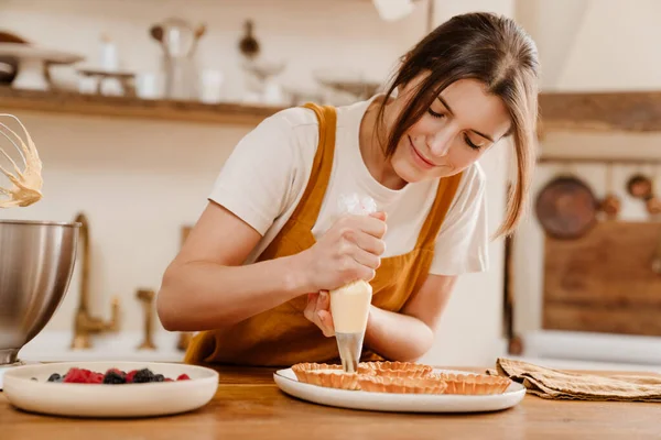 Mutfakta Kremalı Tart Yaparken Gülümseyen Güzel Mutlu Pasta Şefi Kadın — Stok fotoğraf