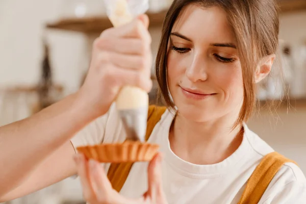 Piękne Zadowolony Cukiernik Kobieta Robi Ciasto Śmietaną Przytulnej Kuchni — Zdjęcie stockowe