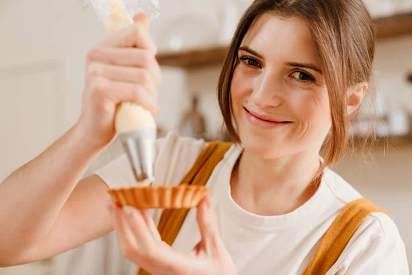 Hermosa Mujer Chef Pastelera Feliz Sonriendo Mientras Hace Tarta Con —  Fotos de Stock