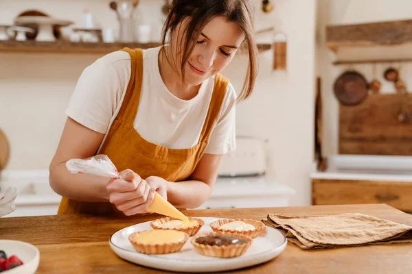 Mutfakta Kremalı Tart Yaparken Gülümseyen Güzel Mutlu Pasta Şefi Kadın — Stok fotoğraf