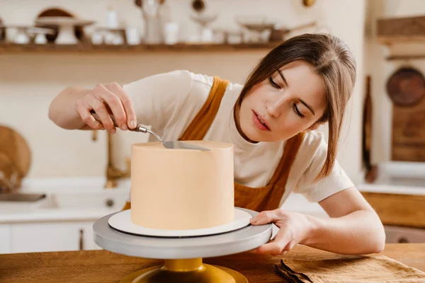 Konsantre Olmuş Güzel Pasta Şefi Kadın Sıcak Mutfakta Kremalı Pasta — Stok fotoğraf