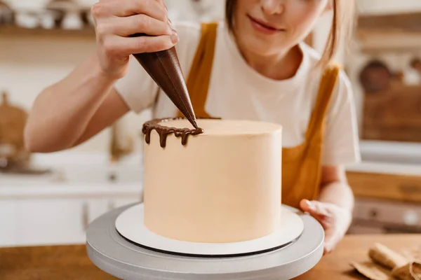 Beautiful Pleased Pastry Chef Woman Making Cake Chocolate Cream Cozy — Stock Photo, Image