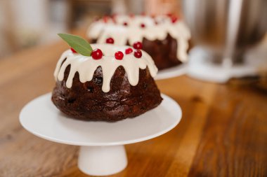 Evdeki sıcak mutfaktaki masada kremalı lezzetli taze çikolatalı pastalar.
