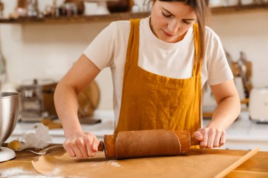 Kafkas odaklı pasta şefi kadın rahat mutfakta merdaneyle para kazanıyor.