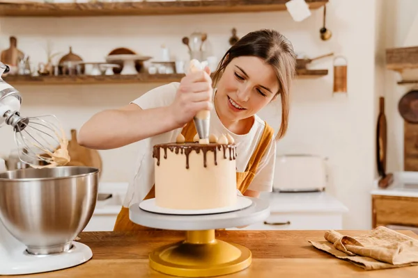 부엌에서 초콜릿 크림으로 케이크를 만드는 아름답고 초점을 — 스톡 사진