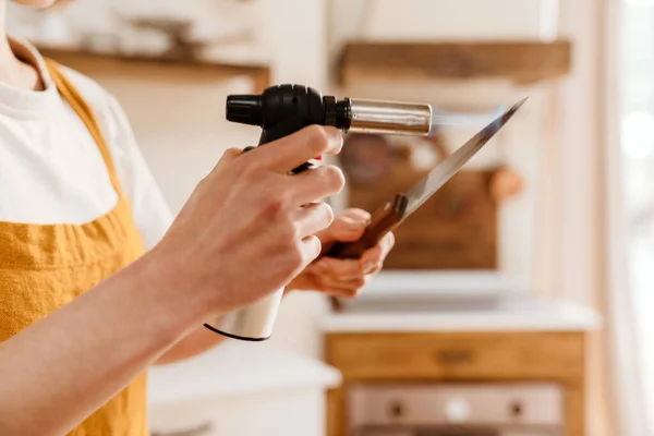 Blanc Pâtissier Femme Chef Couteau Chauffage Avec Brûleur Gaz Cuisine — Photo