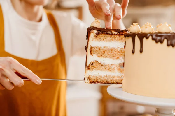 Caucásico Pastelero Mujer Mostrando Pedazo Pastel Con Crema Chocolate Interior — Foto de Stock