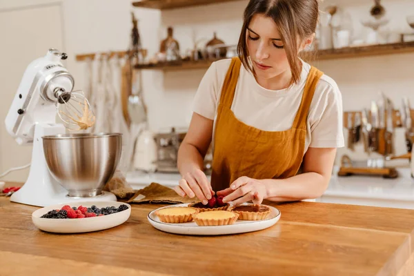 Konsantre Olmuş Güzel Pasta Şefi Kadın Rahat Mutfakta Meyveli Tart — Stok fotoğraf