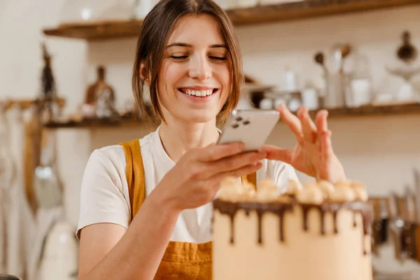 Belle Femme Pâtissière Heureuse Chef Prenant Des Photos Gâteau Sur — Photo