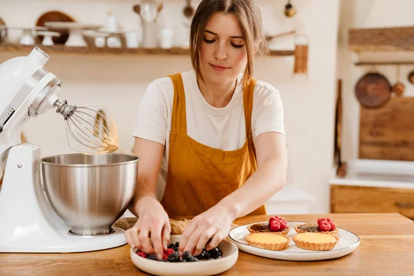 Konsantre Olmuş Güzel Pasta Şefi Kadın Rahat Mutfakta Meyveli Tart — Stok fotoğraf