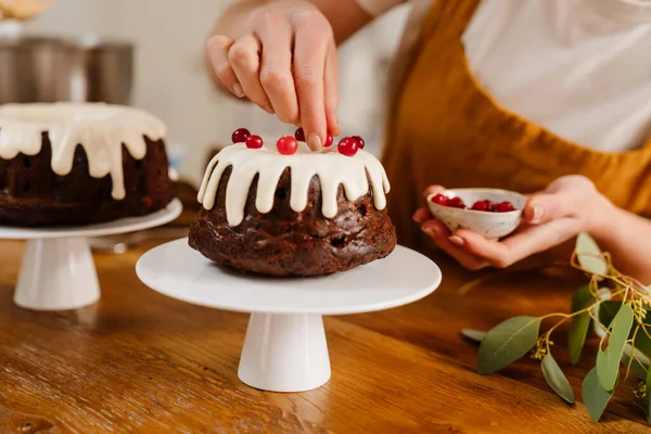 カフカスのペストリーシェフ女性作るチョコレートケーキとベリーで居心地の良いキッチン — ストック写真