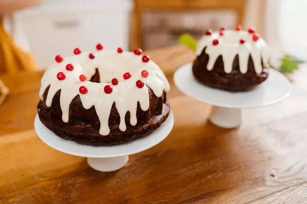 부엌에서 테이블 크림이 맛있는 초콜릿 케이크 — 스톡 사진