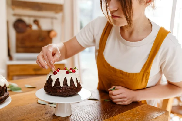 Güzel Konsantre Olmuş Pasta Şefi Kadın Sıcak Mutfakta Çikolatalı Pasta — Stok fotoğraf